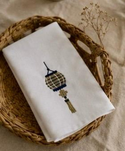 Napkins with embroidered lanterns in a bread basket